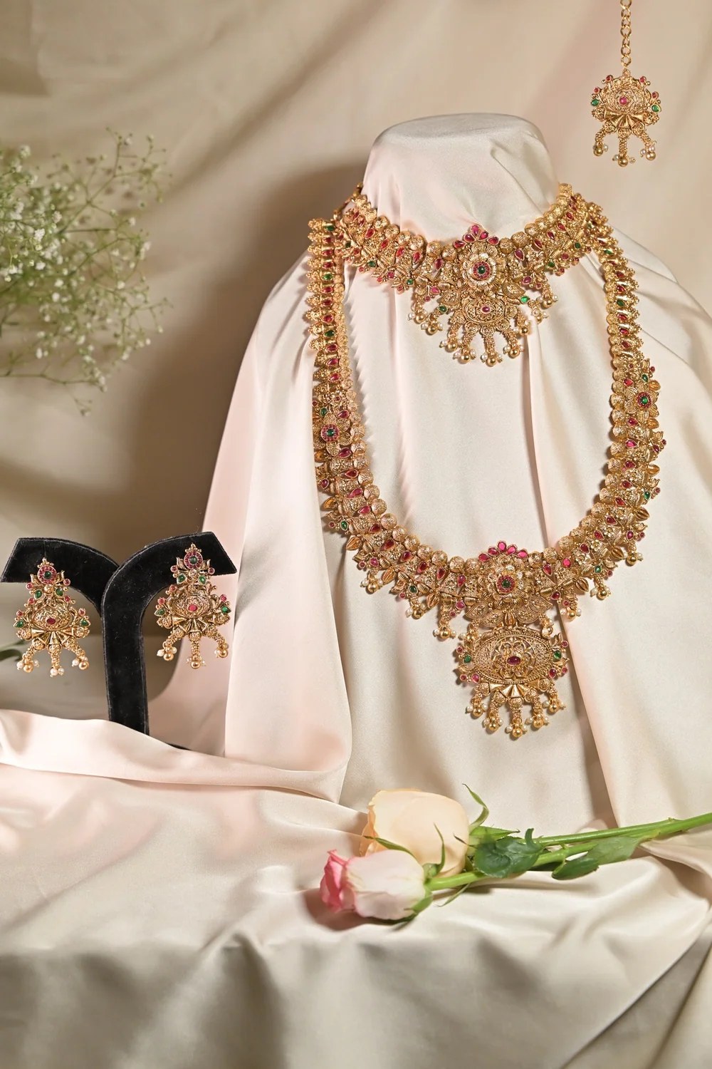 SPG bridal gold set — choker, long necklace and matching earrings on a display stand