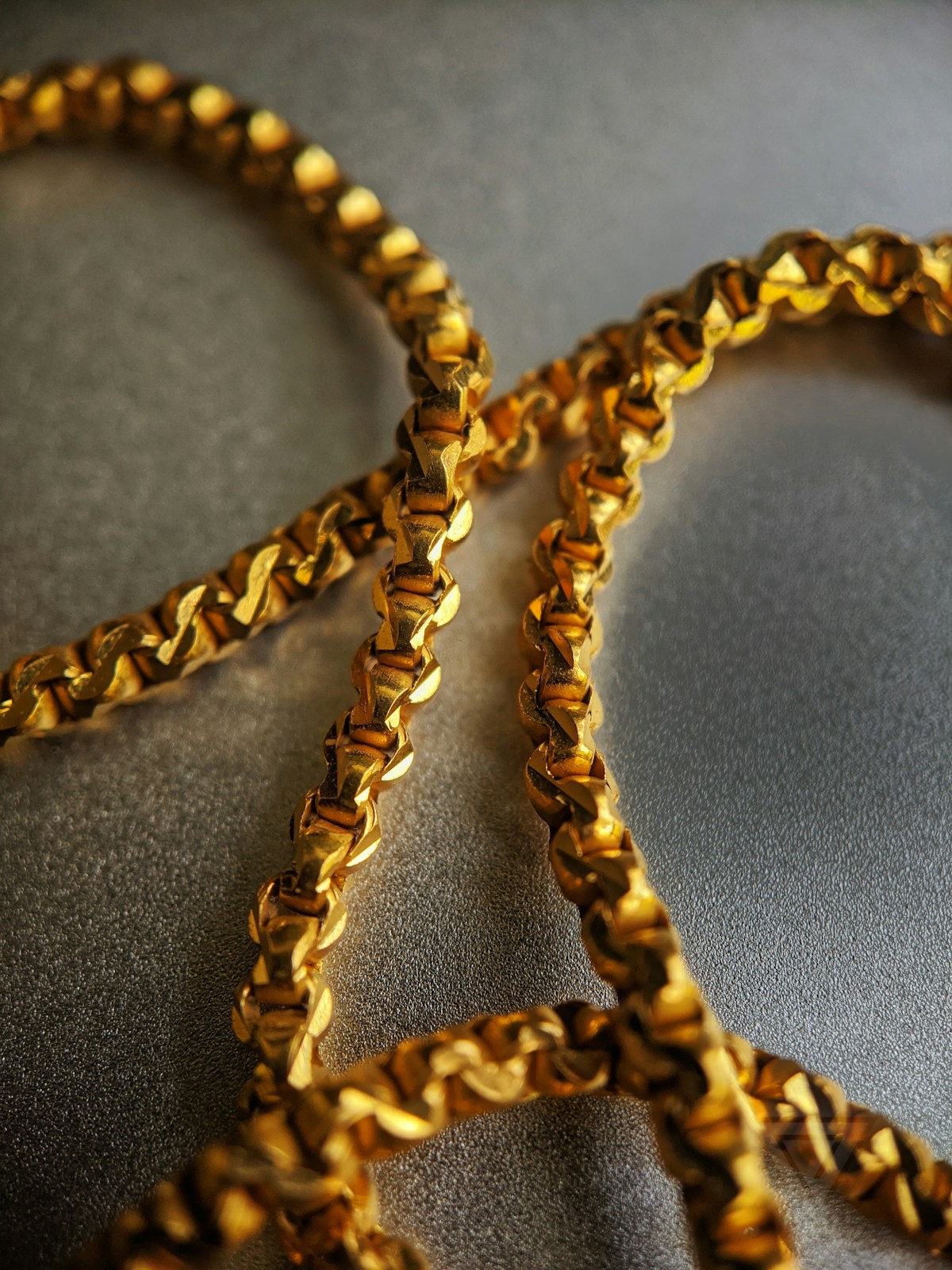 Polished gold chains — the Bar Pendant design